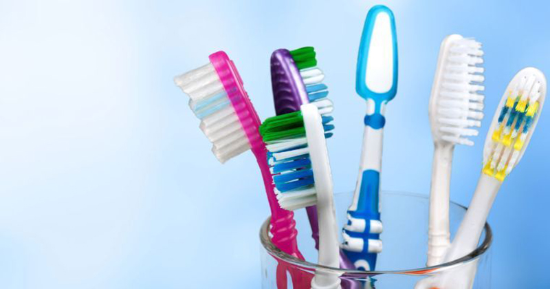 La importancia de desinfectar periódicamente tu cepillo de dientes