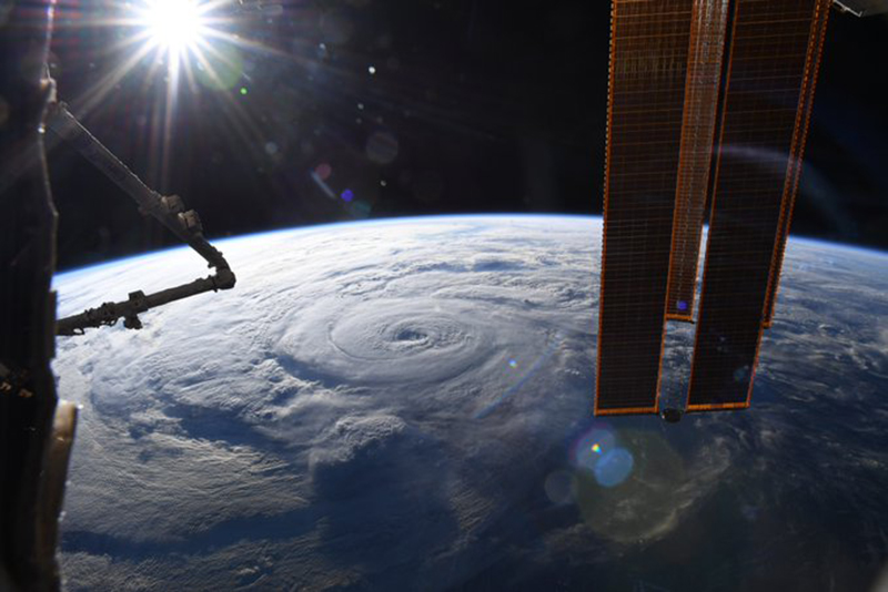 Así se ve el huracán Genevieve desde el espacio