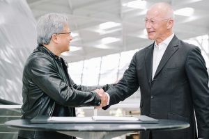 Thierry Bolloré, CEO de Jaguar Land Rover, y Jensen Huang, fundador y CEO de NVIDIA, conmemoran la asociación para desarrollar y ofrecer conjuntamente sistemas de conducción automatizada de última generación y servicios y experiencias basados en la IA